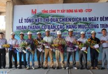 Hancorp hoàn thành cơ bản gói thầu 7/ĐHTL trong 60 ngày đêm Lãnh đạo Hancorp và lãnh đạo Trường ĐHTL tặng hoa cho các đơn vị thi công