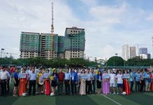 Giải giao lưu bóng đá Tổng công ty xây dựng Hà Nội – CTCP năm 2017 Đ/c Nguyễn Đỗ Quý - Ủy viên BTV Đảng ủy, Phó Tổng Giám đốc Hancorp và đ/c Hoàng Văn Tuyến- Chủ tịch Công đoàn Hancorp tặng quà lưu niệm và chụp ảnh cùng các đội bóng tại buổi lễ khai mạc