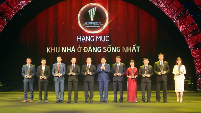 Chủ tịch UBND TP Hà Nội Nguyễn Đức Chung trao giải thưởng tại Hạng mục Khu Nhà ở đáng sống nhất.