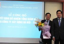 Trao quyết định bổ nhiệm Tổng giám đốc Tổng công ty xây dựng Hà Nội – CTCP Ông Bùi Xuân Dũng - Bí thư Đảng ủy, Chủ tịch HĐQT Tổng công ty trao quyết định cho ông Đậu Văn Diện