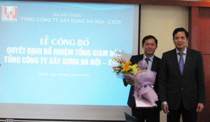 Ông Bùi Xuân Dũng - Bí thư Đảng ủy, Chủ tịch HĐQT Tổng công ty trao quyết định cho ông Đậu Văn Diện