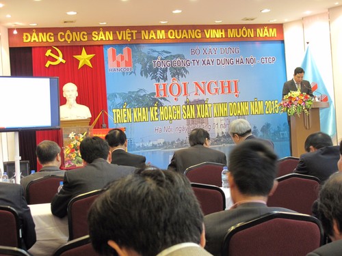 Chủ tịch HĐQT - Tổng giám đốc Tổng công ty xây dựng Hà Nội – CTCP Bùi Xuân Dũng báo cáo về hoạt động sản xuất kinh doanh của Tcty.