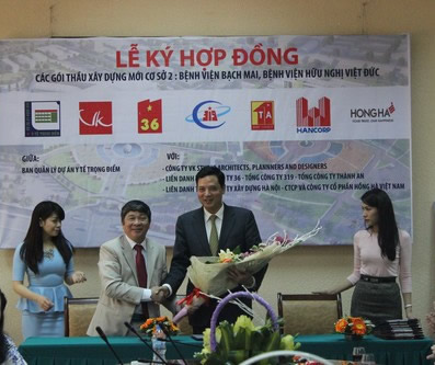 Ths,KTS. Nguyễn Chiến Thắng, Giám đốc Ban QLDA y tế trọng điểm tặng hoa chúc mừng Tổng Công ty Xây dựng Hà Nội.