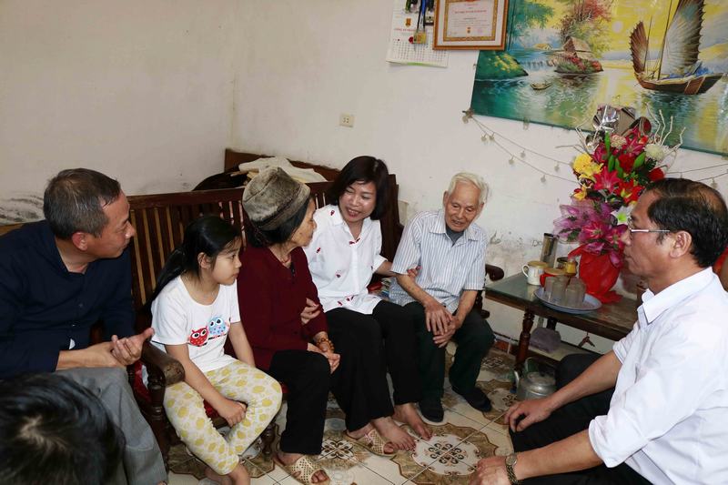 Chủ tịch CĐXDVN Nguyễn Thị Thủy Lệ và Phó Tổng Giám đốc TCty Xây dựng Hà Nội Nguyễn Minh Cương thăm hỏi, tặng quà cho gia đình bà Lê Thị Liên, ông Đàm Quang Ảnh.