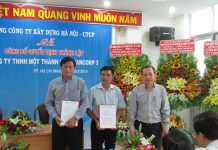Quyết định thành lập Công ty TNHH một thành viên HANCORP3 và Công ty TNHH một thành viên HANTECH Đồng chí Nguyễn Minh Cương - Thành viên HĐQT, Phó TGĐ TCT xây dựng Hà Nội trao Quyết định cho các đồng chí trong ban lãnh đạo công ty