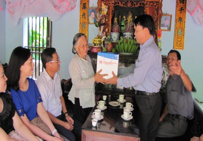 Đồng chí Hoàng Văn Tuyến - Chủ tịch CĐ TCT tặng quà mẹ VNAH Trần Thị Tình