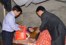 Cùng Tổng công ty Xây dựng Hà Nội – CTCP đến thăm mẹ Việt Nam anh hùng Ông Đào Xuân Hồng - Phó Tổng Giám đốc Hancorp (trái), ông Hoàng Văn Tuyến - Chủ tịch Công đoàn tặng quà mẹ Nguyễn Thị Nghĩa