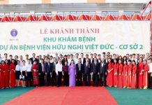 Khánh thành Bệnh viện Hữu nghị Việt Đức cơ sở 2 tại Hà Nam Các đại biểu chụp ảnh lưu niệm tại Bệnh viện Hữu nghị Việt Đức cơ sở 2