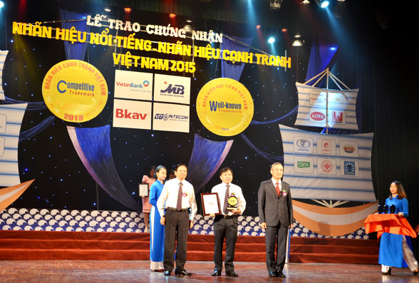 Đại diện HANCORP nhận giải thưởng TOP 20 Nhãn hiệu nổi tiếng – nhãn hiệu cạnh tranh VN 2015